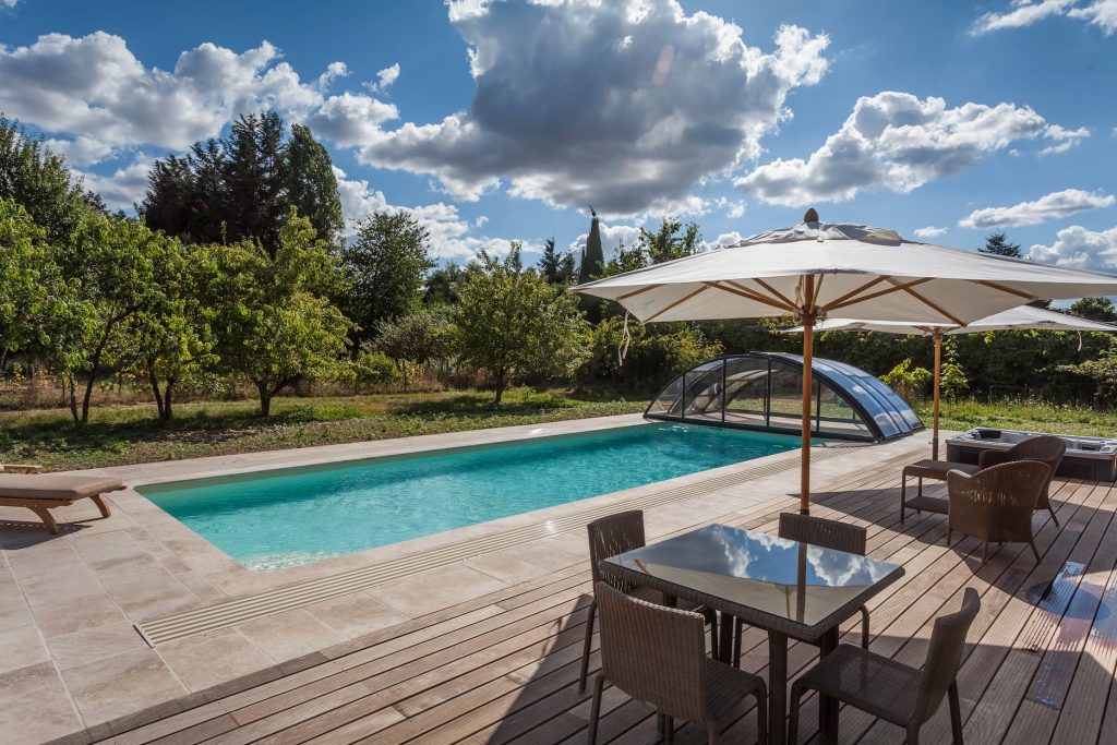 realisation piscine terrasse bois avec abri par arbo concept piscines magiline pisciniste blois saint gervais la foret vendome loir et cher 41