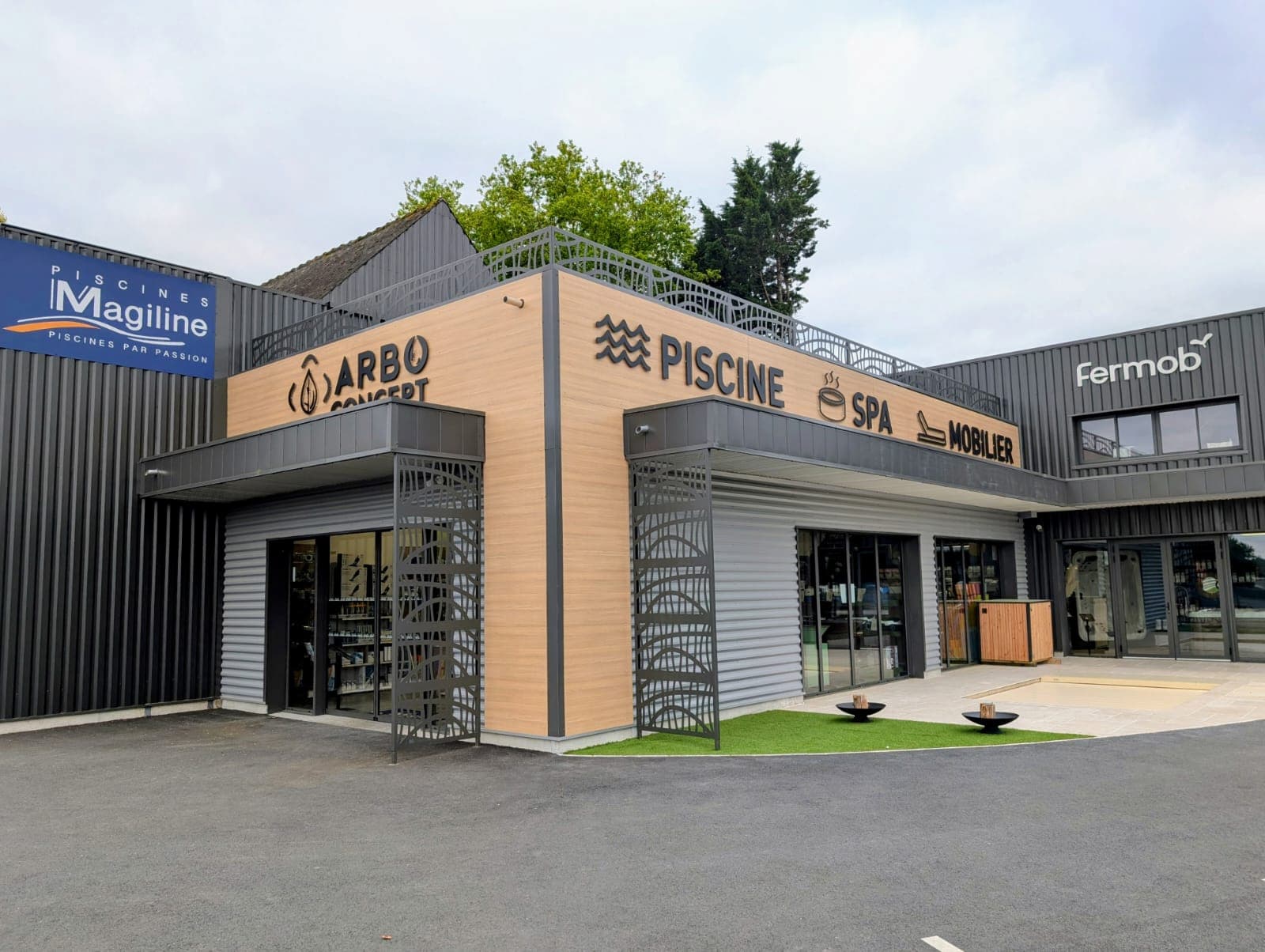 Façade_magasin_arbo-concept_magiline_tours vitrine accueil magasin arbo concept piscines magiline saint gervais la foret blois loir et cher 41